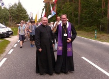 Już prawie u celu z pielgrzymami ks. Mirosław Kszczot (z lewej) i ks. Albert Warso, ojciec duchowny pielgrzymki