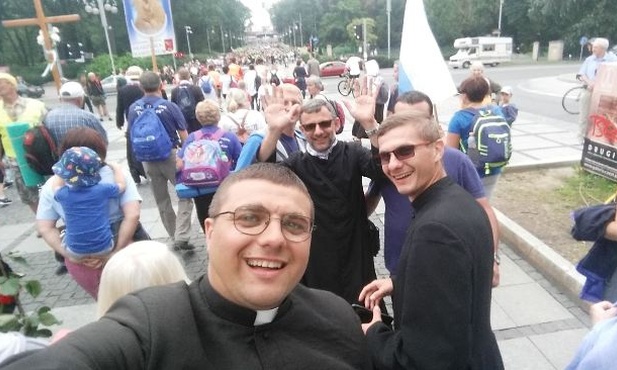 Klerycy z grupy powołaniowej ze swoim ojcem duchownym ks. Maciejem Korczyńskim już w Częstochowie