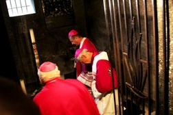 Modlitwa w celi śmierci św. Maksymiliana