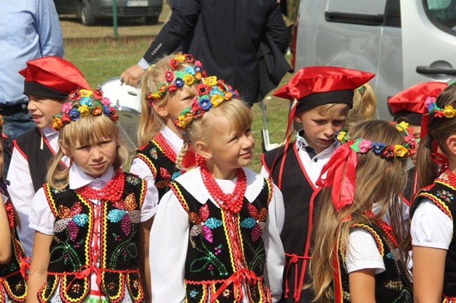 Z dożynkowymi wieńcami