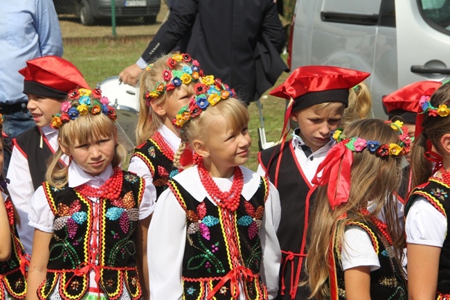 Z dożynkowymi wieńcami