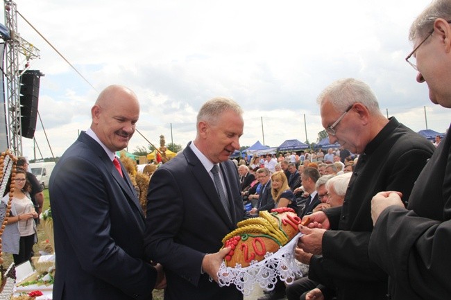 Z dożynkowymi wieńcami