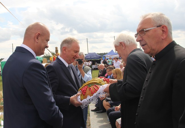 Z dożynkowymi wieńcami