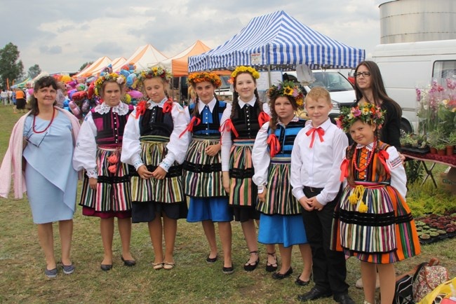 Z dożynkowymi wieńcami