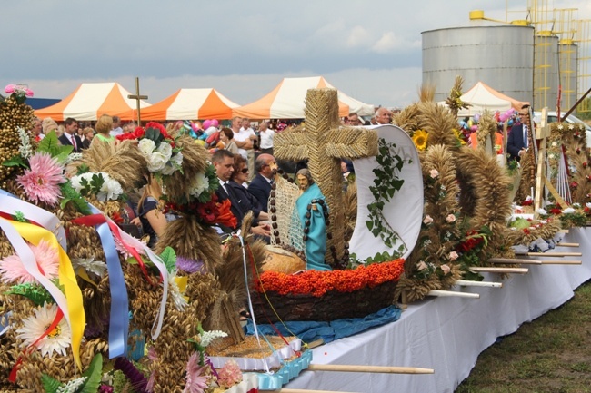 Z dożynkowymi wieńcami