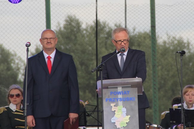 Z dożynkowymi wieńcami