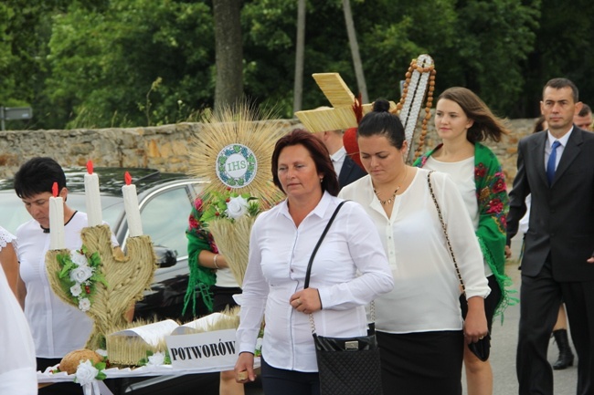 Z dożynkowymi wieńcami