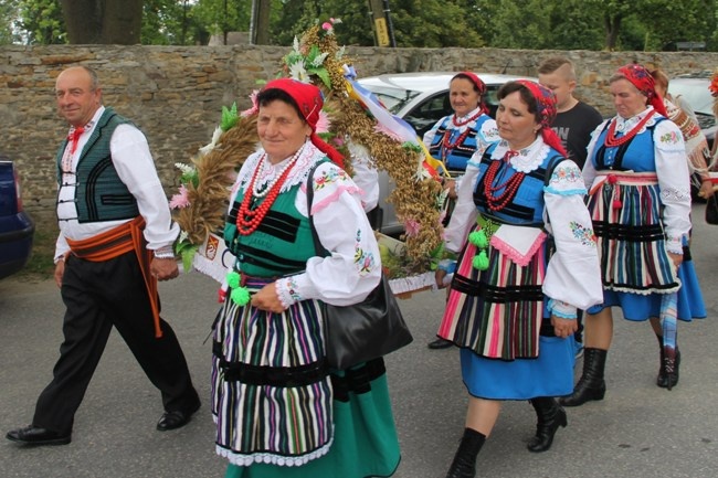 Z dożynkowymi wieńcami