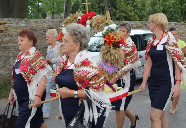 Z dożynkowymi wieńcami