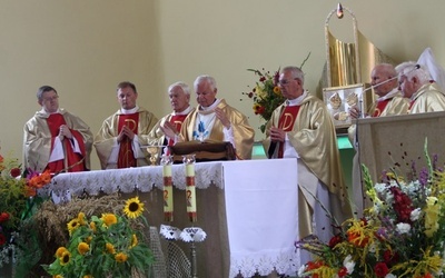 Z dożynkowymi wieńcami