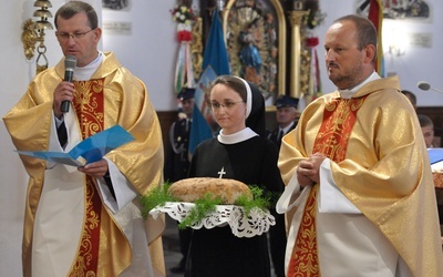 Bp. Andrzeja Jeża witają księża i siostra zakonna pochodzący ze Słopnic Górnych