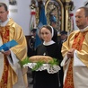 Bp. Andrzeja Jeża witają księża i siostra zakonna pochodzący ze Słopnic Górnych