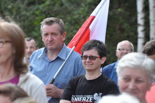 Krzyż i kaplica na Buczniku