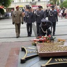 Jako pierwsi kwiaty na płycie Grobu Nieznanego Żołnierza przed kościołem garnizonowym złożyli przedstawiciele Wojska Polskiego