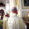 Po Eucharystii ordynariusz poprowadził modlitwę przy grobie arcybiskupa.