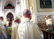 Po Eucharystii ordynariusz poprowadził modlitwę przy grobie arcybiskupa.