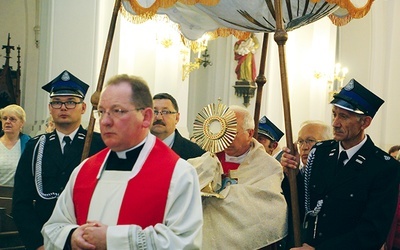 	Procesja z Najświętszym Sakramentem podczas uroczystości.