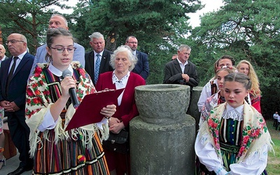 Modlitwę wiernych czytały dziewczęta w strojach ludowych.