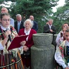 Modlitwę wiernych czytały dziewczęta w strojach ludowych.