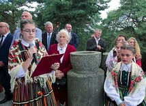 Modlitwę wiernych czytały dziewczęta w strojach ludowych.