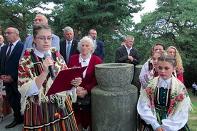 Modlitwę wiernych czytały dziewczęta w strojach ludowych.