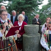 Modlitwę wiernych czytały dziewczęta w strojach ludowych.