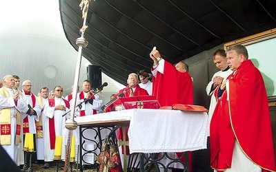 ▲	Mszy św. na Śnieżce przewodniczył w tym roku bp Jan Vokál, ordynariusz Hradca Králové.