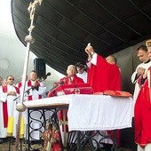 ▲	Mszy św. na Śnieżce przewodniczył w tym roku bp Jan Vokál, ordynariusz Hradca Králové.