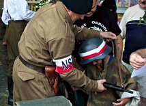 ▲	Wielką atrakcją organizowanych od kilku lat w Krzeszowie świąt kombatantów NSZ są grupy rekonstrukcyjne.