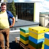 Ks. Tomek Gałuszka pszczelarstwem zajmuje się od lat.
