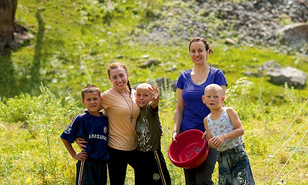 Kirgiskie dzieci bardzo mocno związały się ze swoimi opiekunami