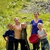 Kirgiskie dzieci bardzo mocno związały się ze swoimi opiekunami