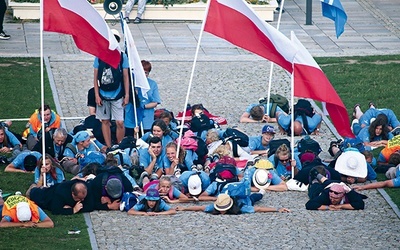 ▲	Grupa Pomezania Kwidzyn przed tronem Pani Jasnogórskiej.