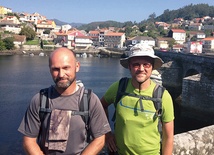 Ks. Andrzej Preuss i ks. Grzegorz Puchalski w drodze do Santiago de Compostela