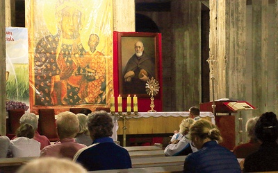 Podczas trwania całej wędrówki oni modlą się przed obrazem Matki Bożej Częstochowskiej w kościele.