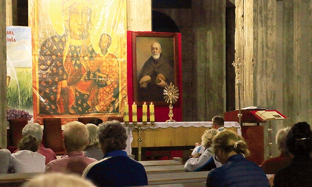 Podczas trwania całej wędrówki oni modlą się przed obrazem Matki Bożej Częstochowskiej w kościele.