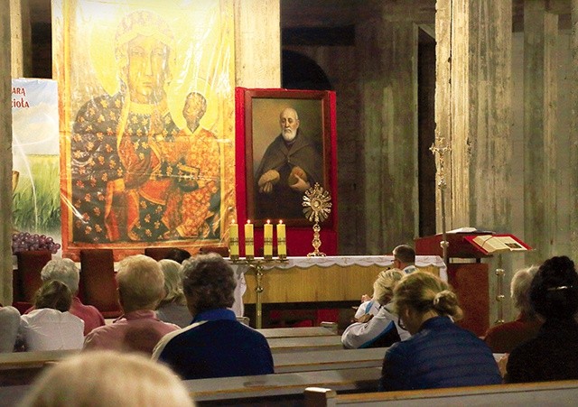 Podczas trwania całej wędrówki oni modlą się przed obrazem Matki Bożej Częstochowskiej w kościele.