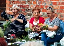 ◄	Zioła mogą działać również relaksacyjnie.  Na przykład jeśli upleciemy sobie z nich wianek.