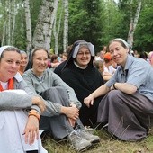 Siostry zakonne: salezjanki, misjonarka klaretynka  i siostra ze zgromadzenia  Matki Bożej Miłosierdzia na pielgrzymim  szlaku na Jasną Górę.