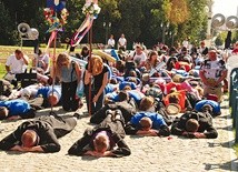 Pielgrzymi przed wejściem do sanktuarium oddawali pokłon Maryi.