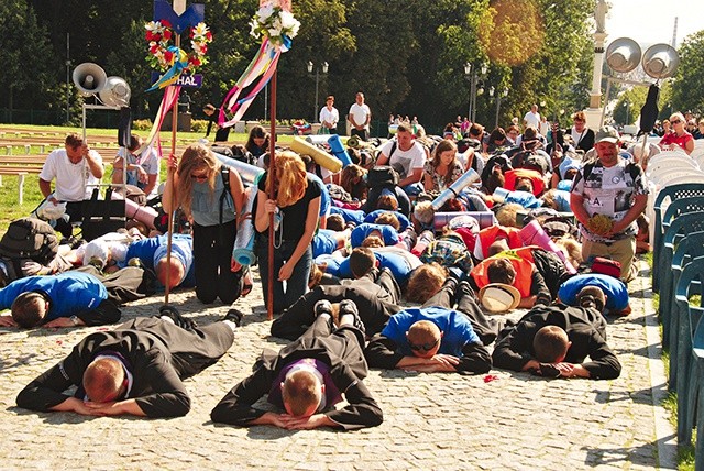 Pielgrzymi przed wejściem do sanktuarium oddawali pokłon Maryi.