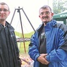 Mimo deszczu mityng zakończył się wspólnym grillem. Na zdjęciu ks. Roman Marek i Wacław Lech.