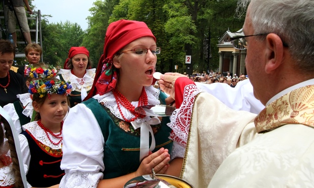 Zdjęcie z piekarskiej pielgrzymki kobiet i dziewcząt w 2015 r.