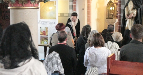 "Przedziwny znak" jak magnes 