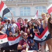 Młodzież z Syrii na ŚDM w Krakowie. Pierwsza z prawej Rita Basmajian, pierwszy z lewej, w zielonej bluzce – Cesar.