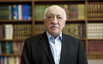 Fethullah Gülen mieszka  na dobrowolnej emigracji w USA. Ma jednak ogromne wpływy i zwolenników w Turcji.