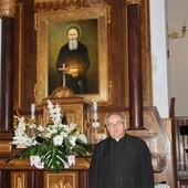 Proboszcz ks. Bogdan Piwko przy ołtarzu patrona parafii św. Maksymiliana Kolbe