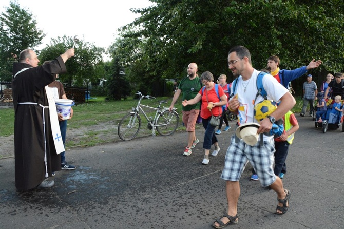 W Zawadzkiem pielgrzymi witani kwiatami