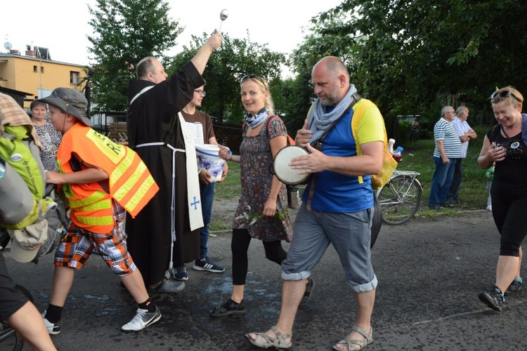 W Zawadzkiem pielgrzymi witani kwiatami