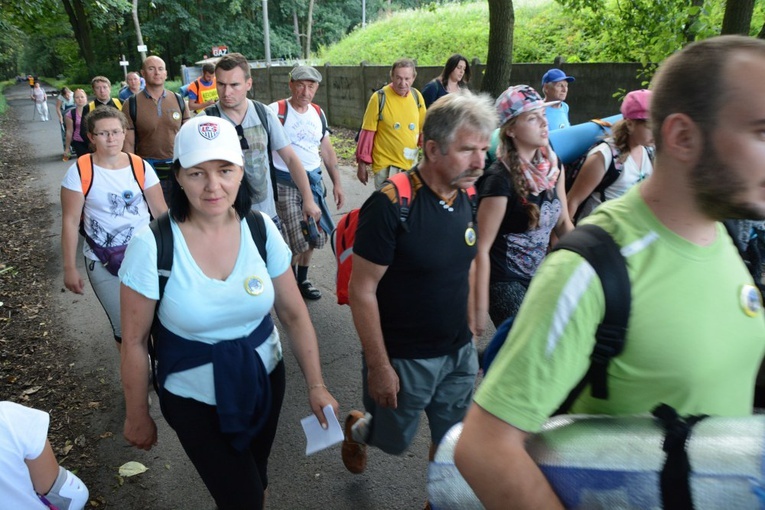 W Zawadzkiem pielgrzymi witani kwiatami